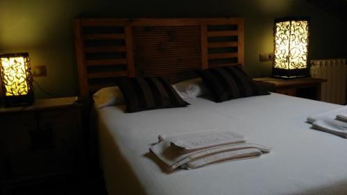 波拉-德拉维亚纳卡瑟纳帕卢乡村民宿的一间卧室配有带毛巾的床