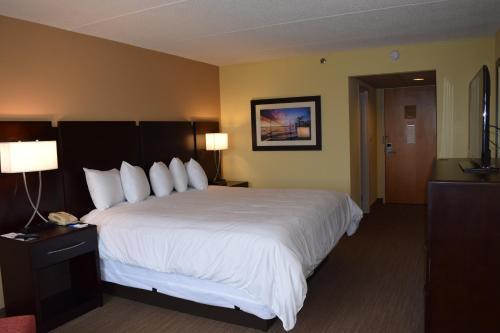 新伯尔尼布里奇普安特酒店及码头的酒店客房带一张大床,带白色床单