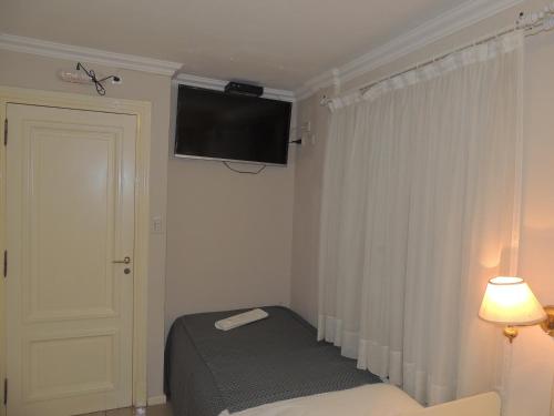 拉里奥哈GM Rooms Rental Suites的卧室配有一张床,墙上配有电视