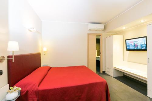 罗马格兰21居住酒店的一间卧室配有红色的床和电视