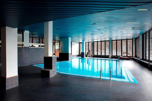 蓬泰迪莱尼奥米莱拉酒店的一座游泳池,里面的人