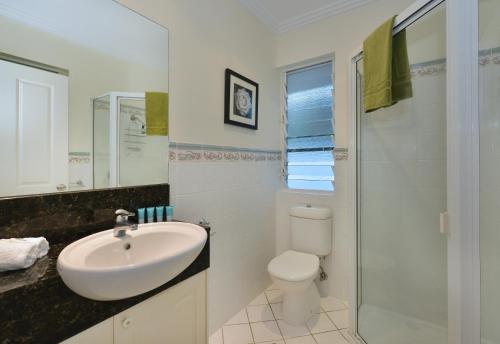 道格拉斯港道格拉斯港堡礁别墅的白色的浴室设有水槽和卫生间。