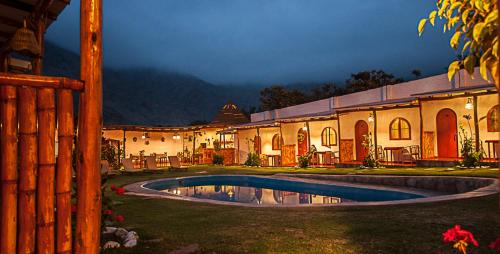 卢那欢纳La Fortaleza del Inca的庭院中带游泳池的房子