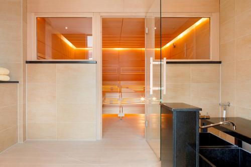 弗莱堡 弗莱堡斯塔德特酒店的浴室内带玻璃门的步入式淋浴间