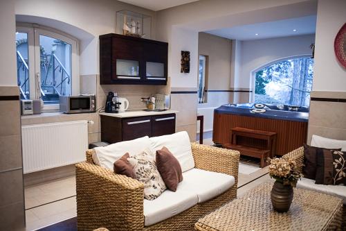 佩奇私人康体公寓的带沙发的客厅和厨房