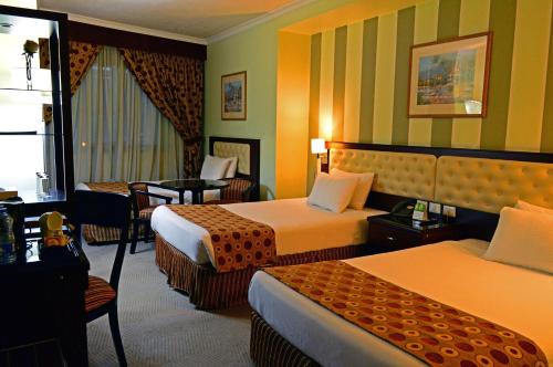 拉尔萨酒店客房内的一张或多张床位
