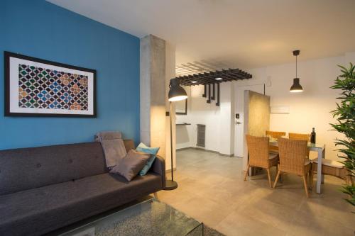 格拉纳达格拉纳达市中心公寓的带沙发的客厅和用餐室