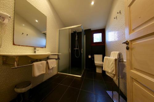 代尔特布雷马斯普拉德斯酒店的带淋浴、盥洗盆和卫生间的浴室