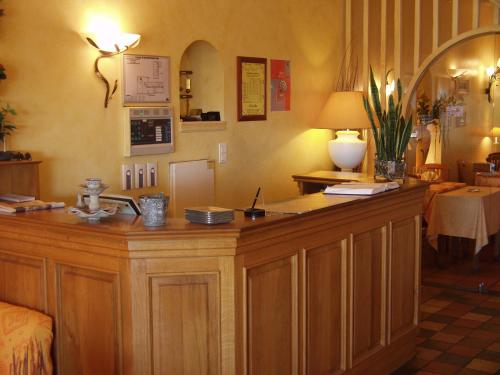 拉康提内勒Hôtel L'Ecailler的一间设有大型木制柜台的房间