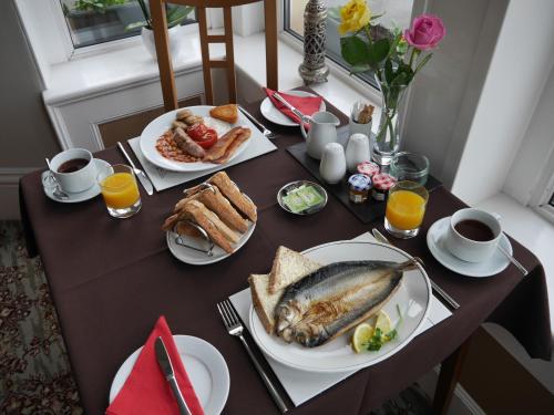 布里克瑟姆雷德兰兹旅馆的餐桌,早餐包括面包、鱼和橙汁