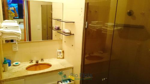 里约热内卢莱布隆海洋酒店公寓的浴室配有盥洗盆和带镜子的淋浴