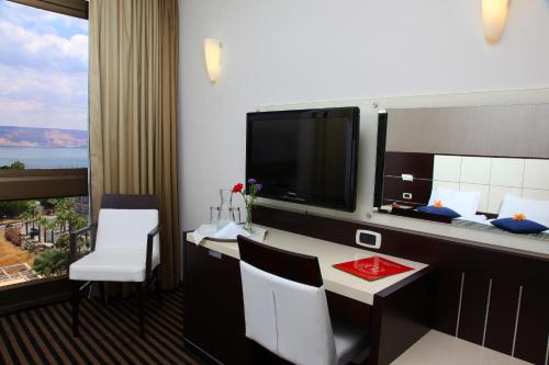 提比里亚戈兰高地酒店 的酒店客房设有一张书桌和一面大镜子