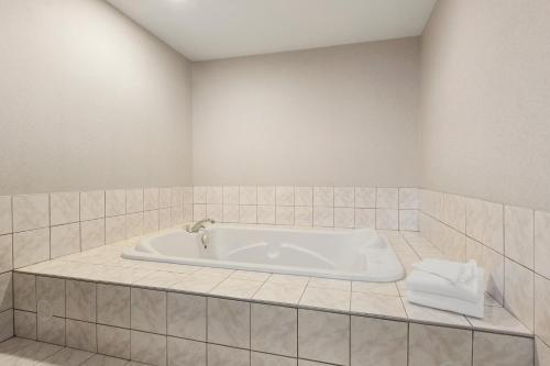 布罗克维尔布罗克维尔戴斯酒店的一间带浴缸的浴室