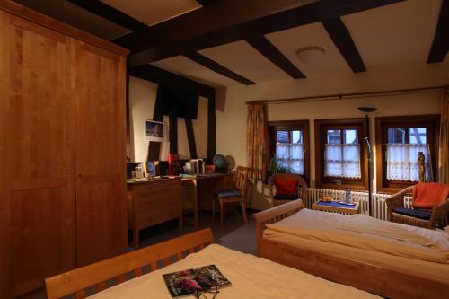 肖顿霍克酒店的一间卧室配有两张床和一张书桌