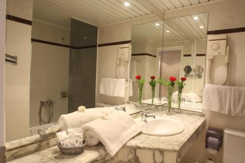 圣胡利娅-德洛里亚索尔公园酒店的一间带水槽和大镜子的浴室