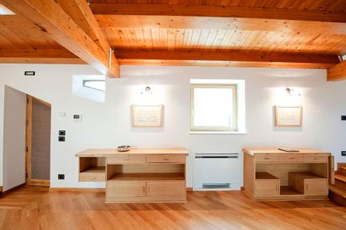 莫迪卡Modica-Apartments的客房设有木制书桌和窗户。