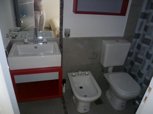 玛利亚镇Departamento Corrientes的一间带水槽和卫生间的浴室