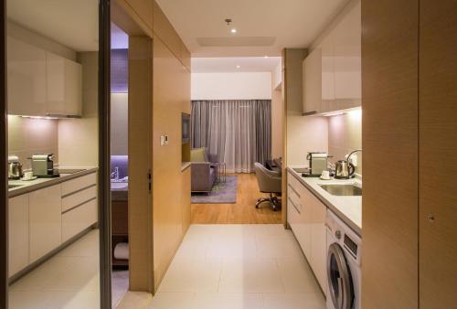 天津天津奥体壹棠服务公寓的厨房配有洗衣机和烘干机