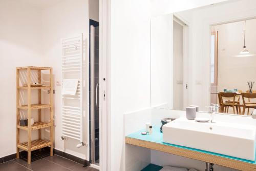 都灵托里诺住宿公寓的浴室设有白色水槽和镜子