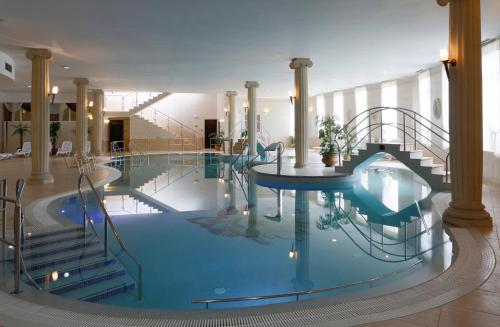 卡罗维发利布里斯托尔酒店的大楼内一个带滑梯的游泳池