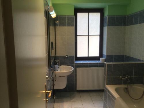 PřimdaHorský Hotel Kolowrat的一间带水槽和卫生间的浴室以及窗户。