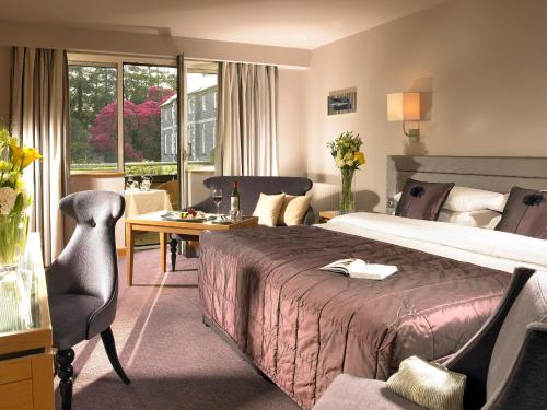 科克马里伯勒温泉酒店的酒店客房配有一张床、一张桌子和一把椅子。