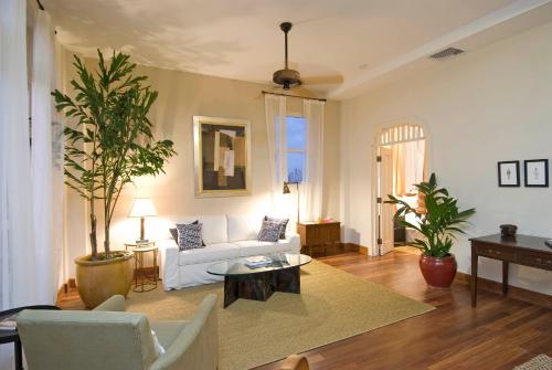 巴拿马城拉斯克雷芒提纳酒店的客厅配有白色的沙发和一棵树