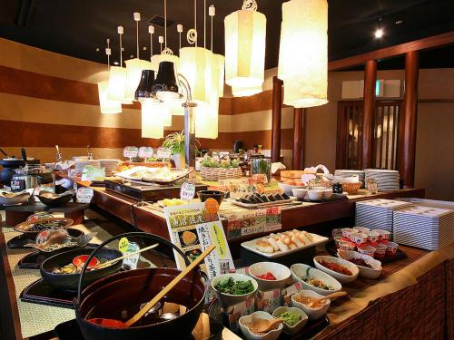 新泻新泻聚乐经济型酒店的包含多种不同食物的自助餐