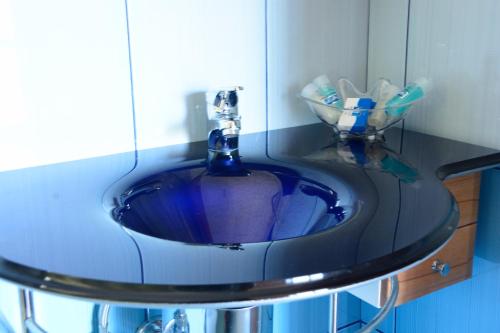 StavrosAsterida Villas的浴室里设有蓝色水槽和镜子