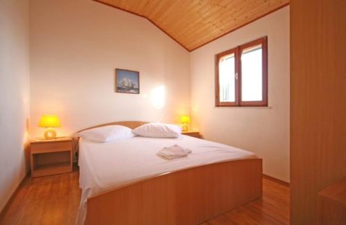 波尔葡萄酒庄园度假屋 的一间卧室设有一张大床和窗户
