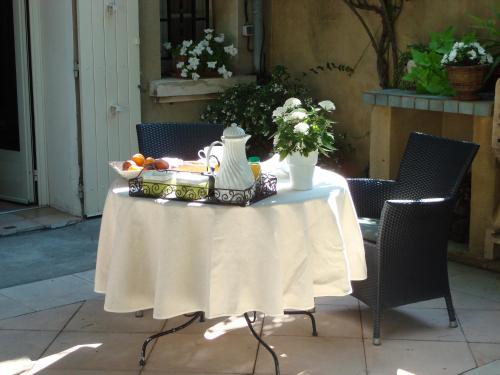 阿尔勒阿尔勒阿利斯康公寓的一张桌子,上面放着一碗水果和花瓶