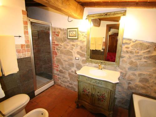 齐奇亚诺Modern Holiday Home in Ciggiano Italy with Private Pool的一间带水槽和淋浴的浴室