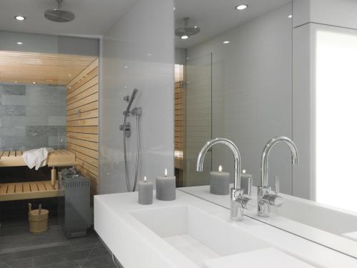 安锡Le Loft d'Annecy - Vision Luxe的一间带两个盥洗盆和淋浴的浴室