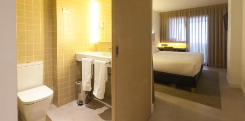 潘普洛纳潘普洛纳酒店的酒店客房设有带一张床和卫生间的浴室