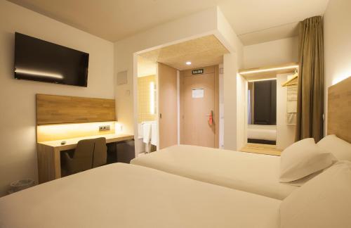 潘普洛纳潘普洛纳酒店的酒店客房配有两张床和一张书桌