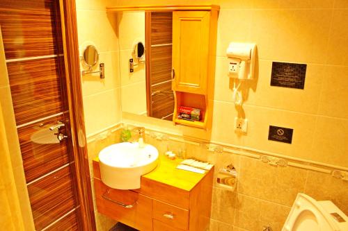 杜尚别阿特拉斯酒店的一间带水槽和镜子的浴室