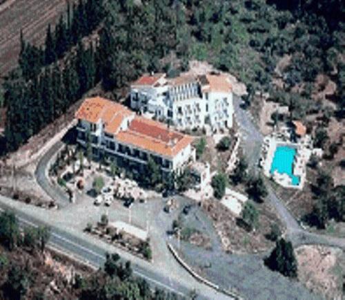 科扎尼塞里可斯酒店的享有带游泳池的大型建筑的空中景致
