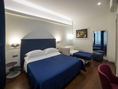雷焦卡拉布里亚Town House Morgana的酒店客房带蓝色的床和椅子