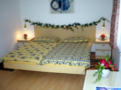 阿格诺加尼莫里纳佐酒店的一间卧室配有床和两个枕头