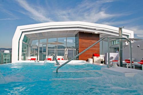维戈纳加里精品水疗大酒店的一座大楼顶部的游泳池