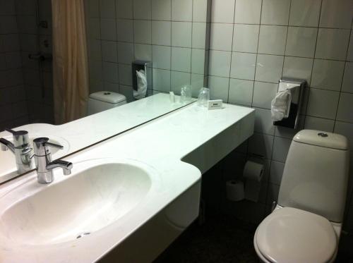 诺德堡丹恩斯克酒店的一间带水槽、卫生间和镜子的浴室