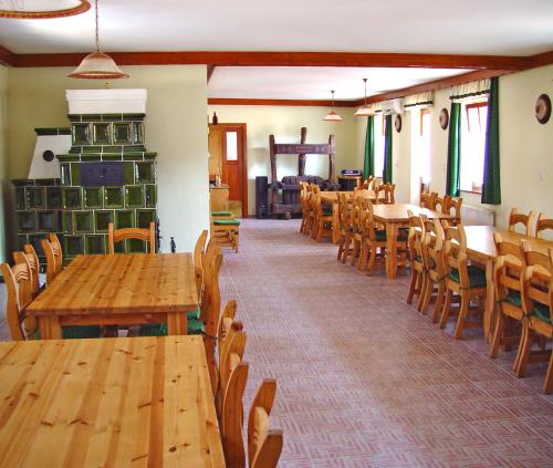 Mecseknádasd维克勒家庭酒厂餐厅旅馆的用餐室配有木桌和椅子