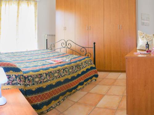 皮内托Poseidon Pineto Vacanza的一间卧室配有床,床上装有被子
