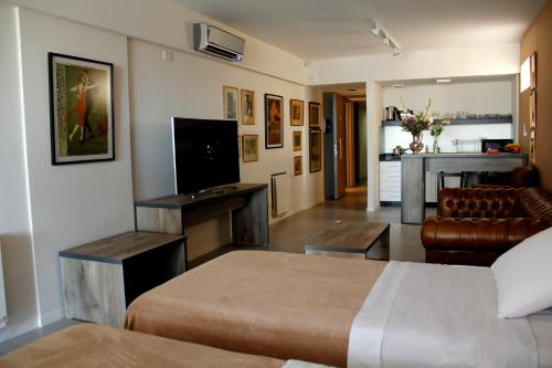 布宜诺斯艾利斯海军准将城公寓的酒店客房设有床和客厅。