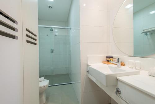 库亚巴格兰奥达拉酒店的白色的浴室设有水槽和淋浴。