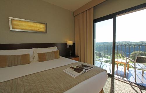 伊瓜苏港伊瓜苏全景酒店的酒店客房设有一张床和一个阳台。