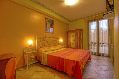 阿茨特雷扎B&B Epos Acitrezza的一间卧室,卧室内配有一张大床