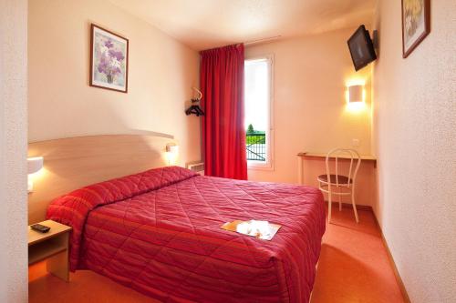 德勒德勒普瑞米尔经典酒店的酒店客房设有红色的床和窗户。