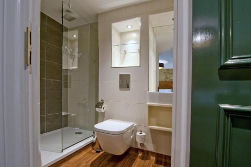 纽伯里威瑟斯本哈奇特酒店的一间带卫生间和玻璃淋浴间的浴室