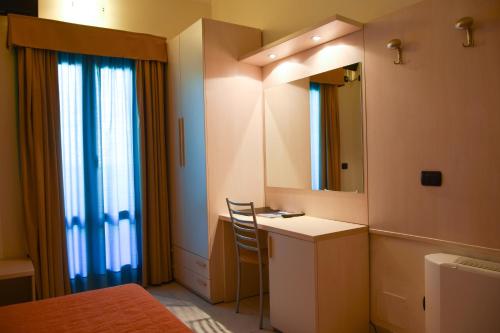 米兰露莎娜酒店的浴室配有带镜子的梳妆台和盥洗盆